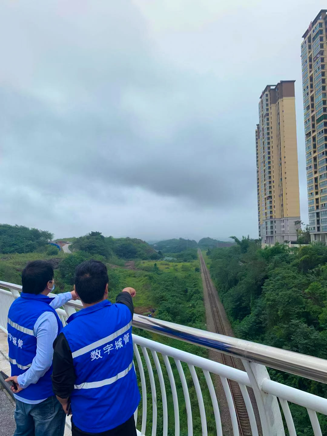 震后鐵路沿線安全巡查，保障鐵路穩(wěn)定運行