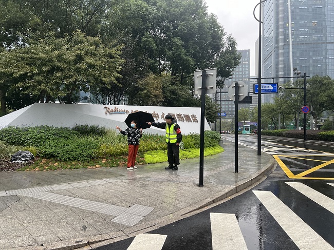 亞運接待賓館周邊為市民指引帶路.jpg